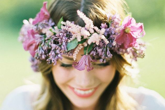 Tips and Ideas for Wearing Fresh Flowers in Your Hair for your Wedding