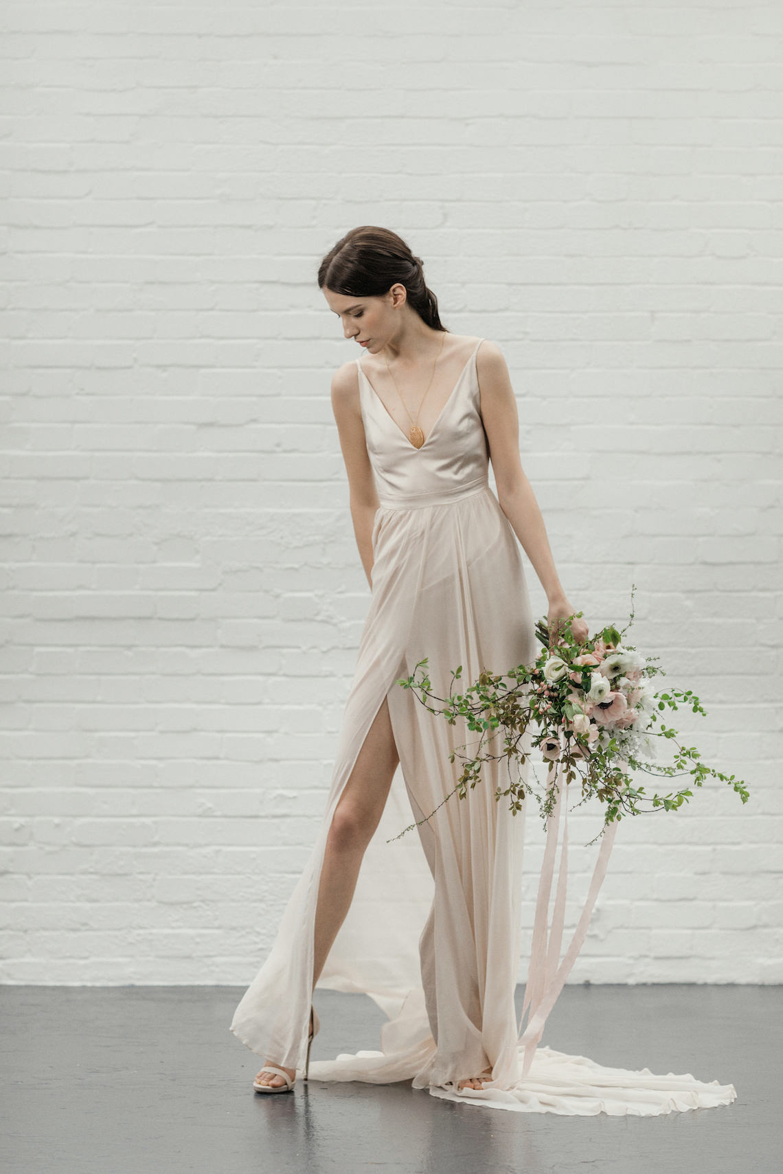 Modern Minimalist Styled Shoot Featuring Gowns For The Natural Bride | Cinzia Bruschini 12