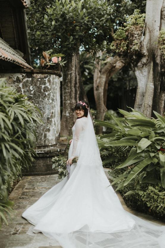 Modern & Hip Bali Wedding Featuring Sparklers & Flower Crowns | Iluminen Photography 37