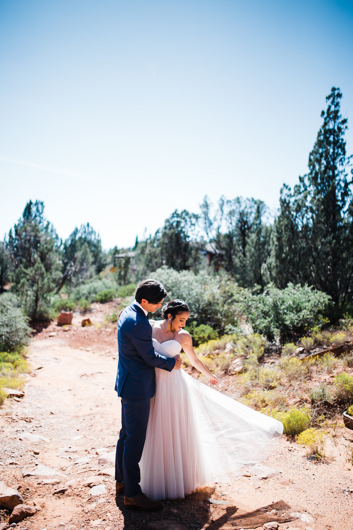 Casual Sedona Red Rocks Wedding (With A Sweet Blush Wedding Dress) | Julia Kinnunen Photography 14