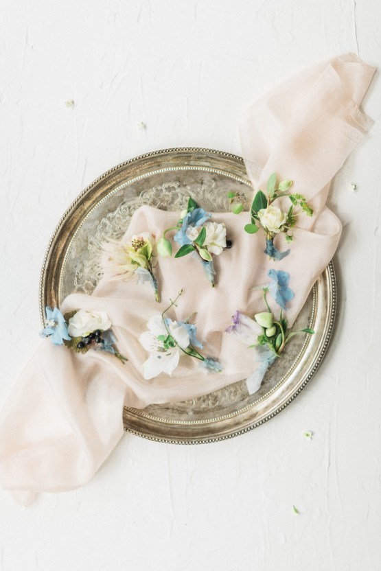 Ornate Candelit Peach & Blue Wedding Inspiration | Gabriela Jarkovska 25
