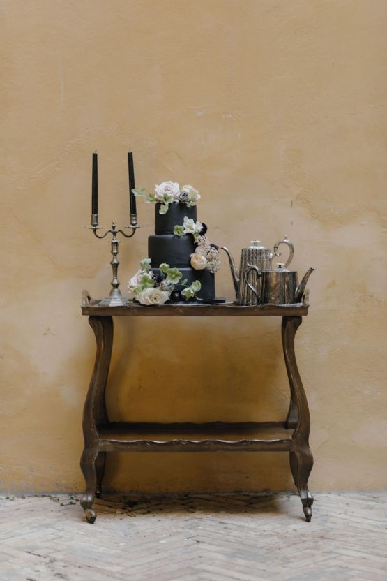 Ancient Rome Meets Mod Yellows & Sophisticated Black In This Timeless Wedding Inspiration | Cinzia Bruschini 37
