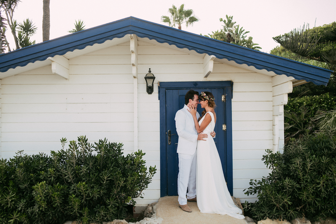 Relaxed All-White Spanish Beach Wedding With Seriously Glamorous Bridal Beauty Style | Sara Lobla Photography 12
