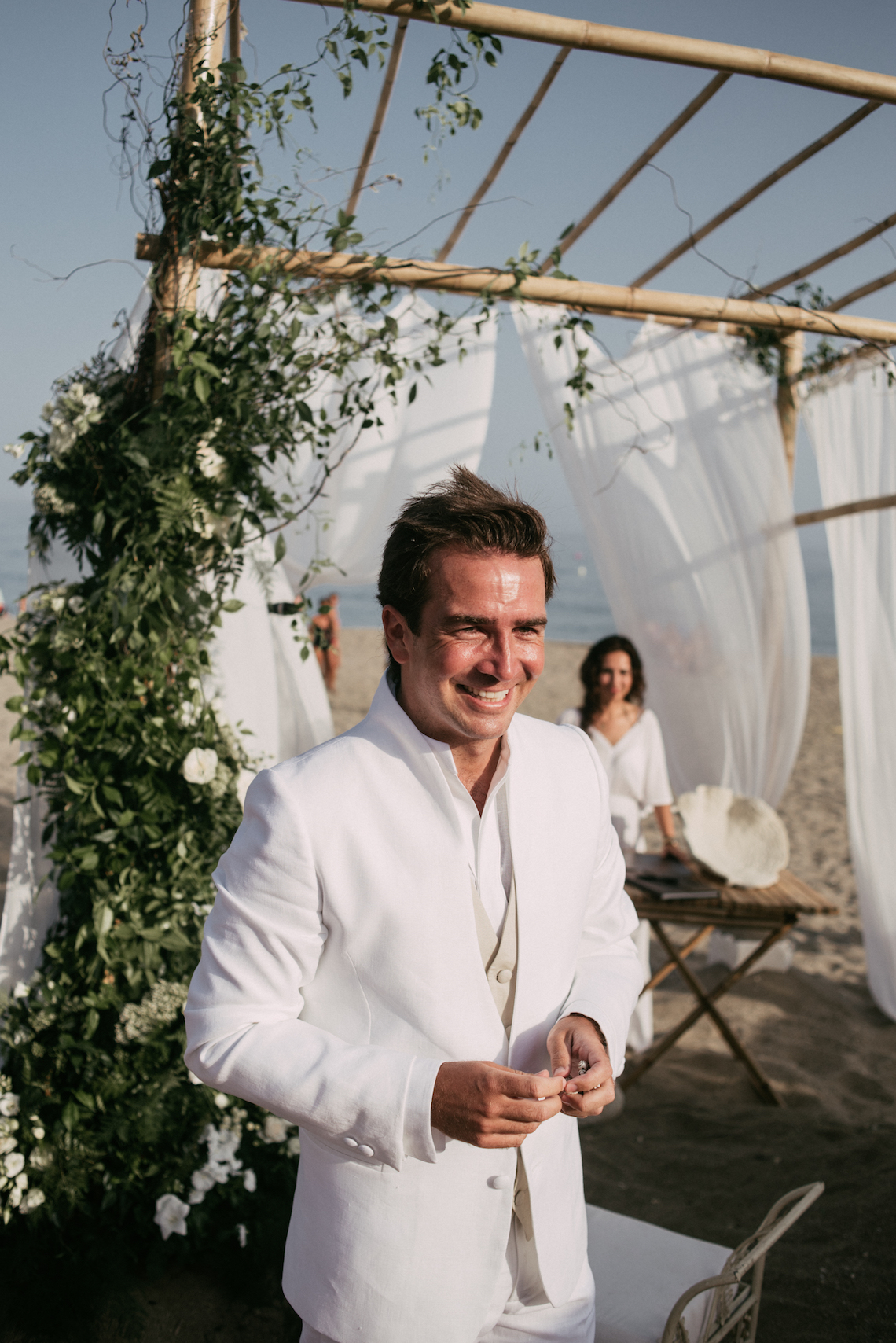 Relaxed All-White Spanish Beach Wedding With Seriously Glamorous Bridal Beauty Style | Sara Lobla Photography 33