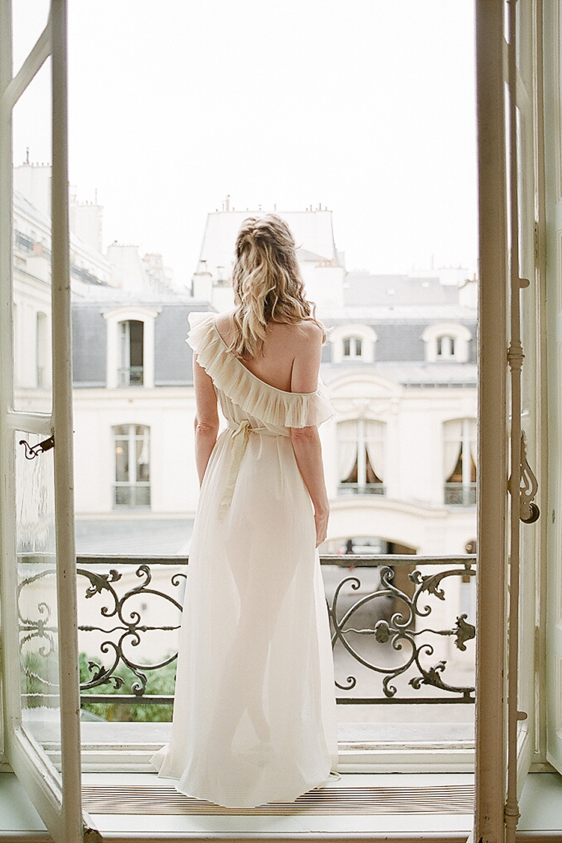 Elegant Blush Parisian Bridal Inspiration Featuring Luxurious Veils and Boudoir Ideas – Bonphotoge 18