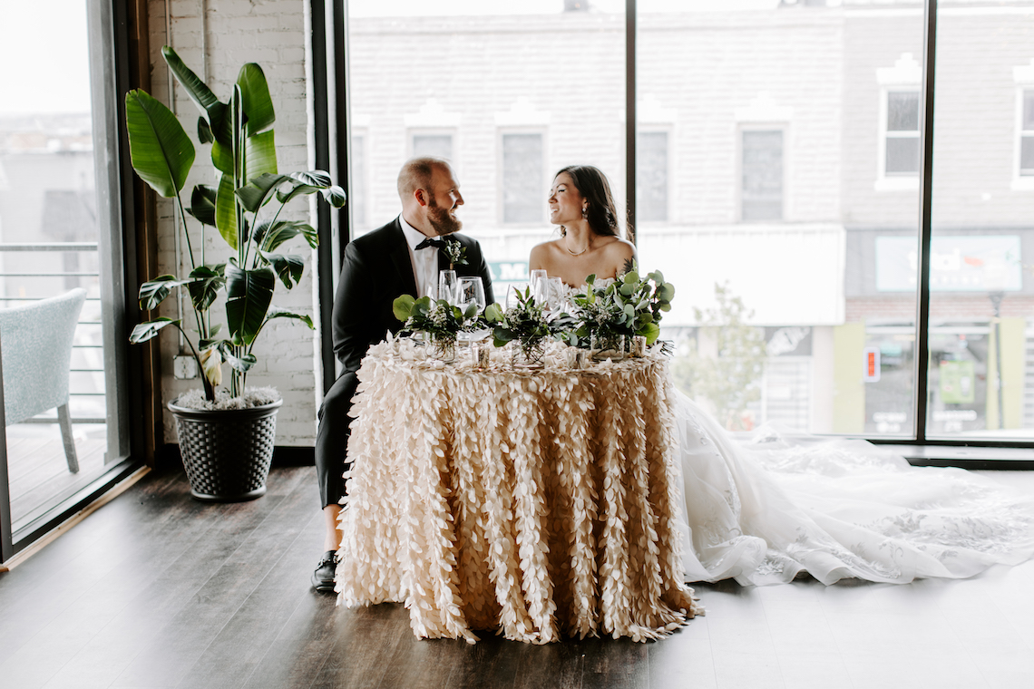 Minimal Tropical Wedding Inspiration With A Surprising Fresh Dinner Idea – Alicia Wiley 51
