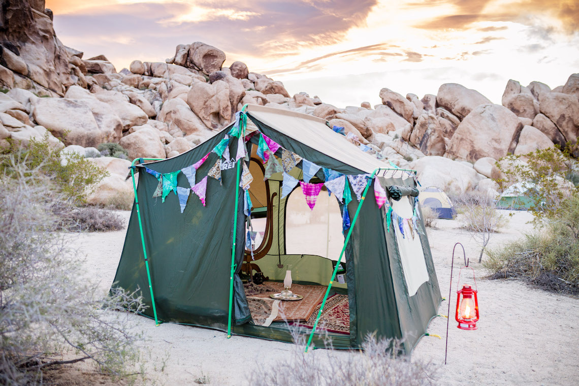 Increíble boda de camping vintage con Joshua Tree - fotos en algún lugar 1