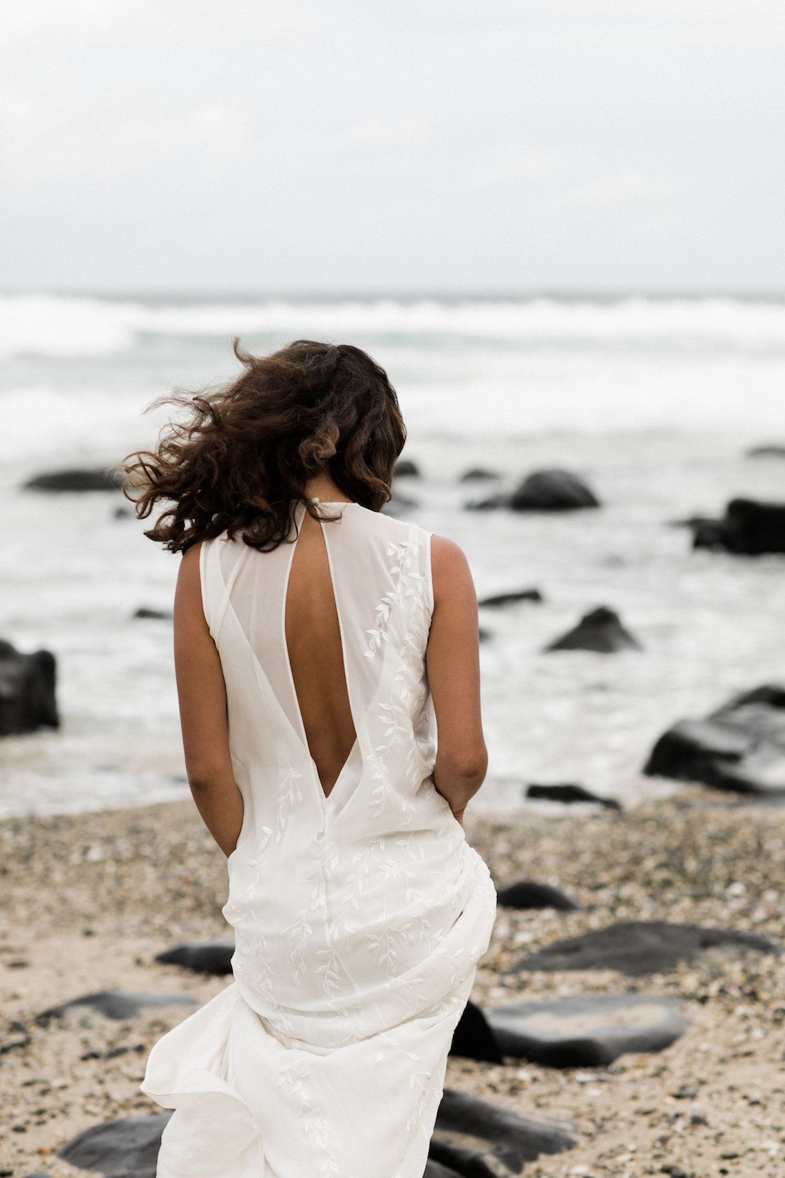Effortlessly Cool Lava Rock Beach Wedding Inspiration in Byron Bay – Megan Kelly Photo 13