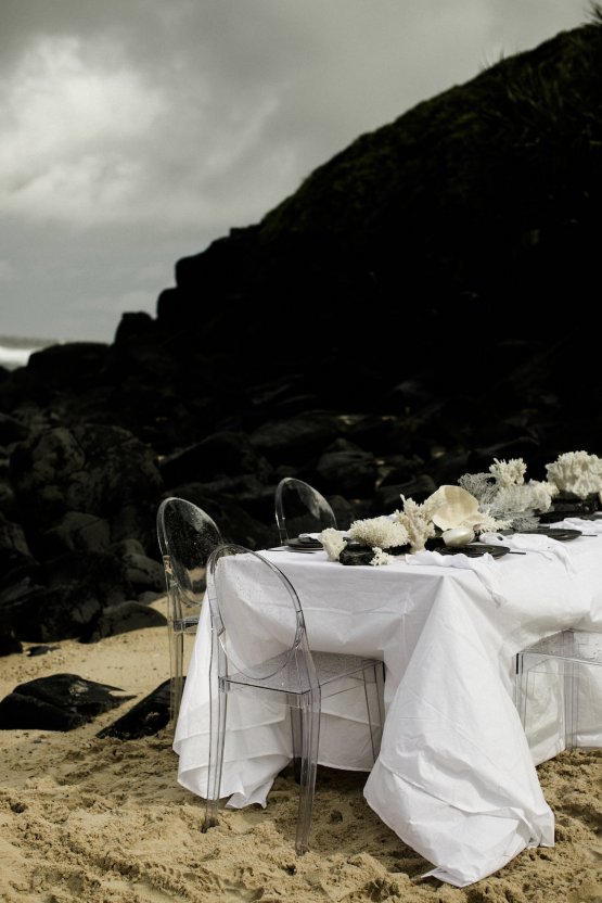Inspiración para una boda en la playa de rocas de lava sin esfuerzo en Byron Bay - Megan Kelly Foto 2