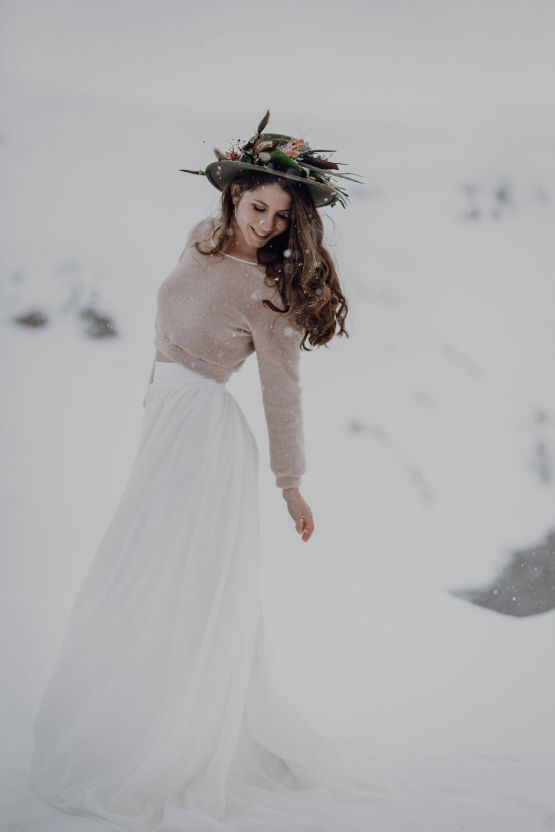 Wild Winter Wedding Inspiration from Iceland – Snowy Scenery and a Bridal Sweater – Melanie Munoz Photography 20