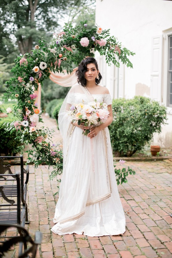 Gorgeous Gold South Asian Wedding Inspiration with a Crescent Moon Altar – Hope Helmuth Photography 17