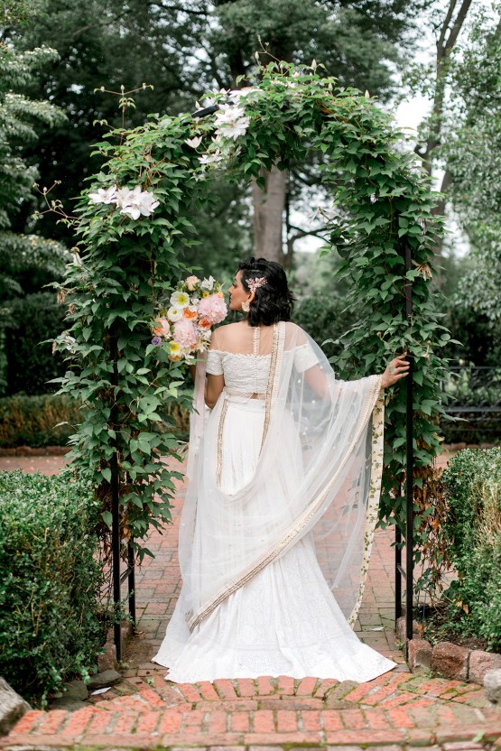 Gorgeous Gold South Asian Wedding Inspiration with a Crescent Moon Altar – Hope Helmuth Photography 20