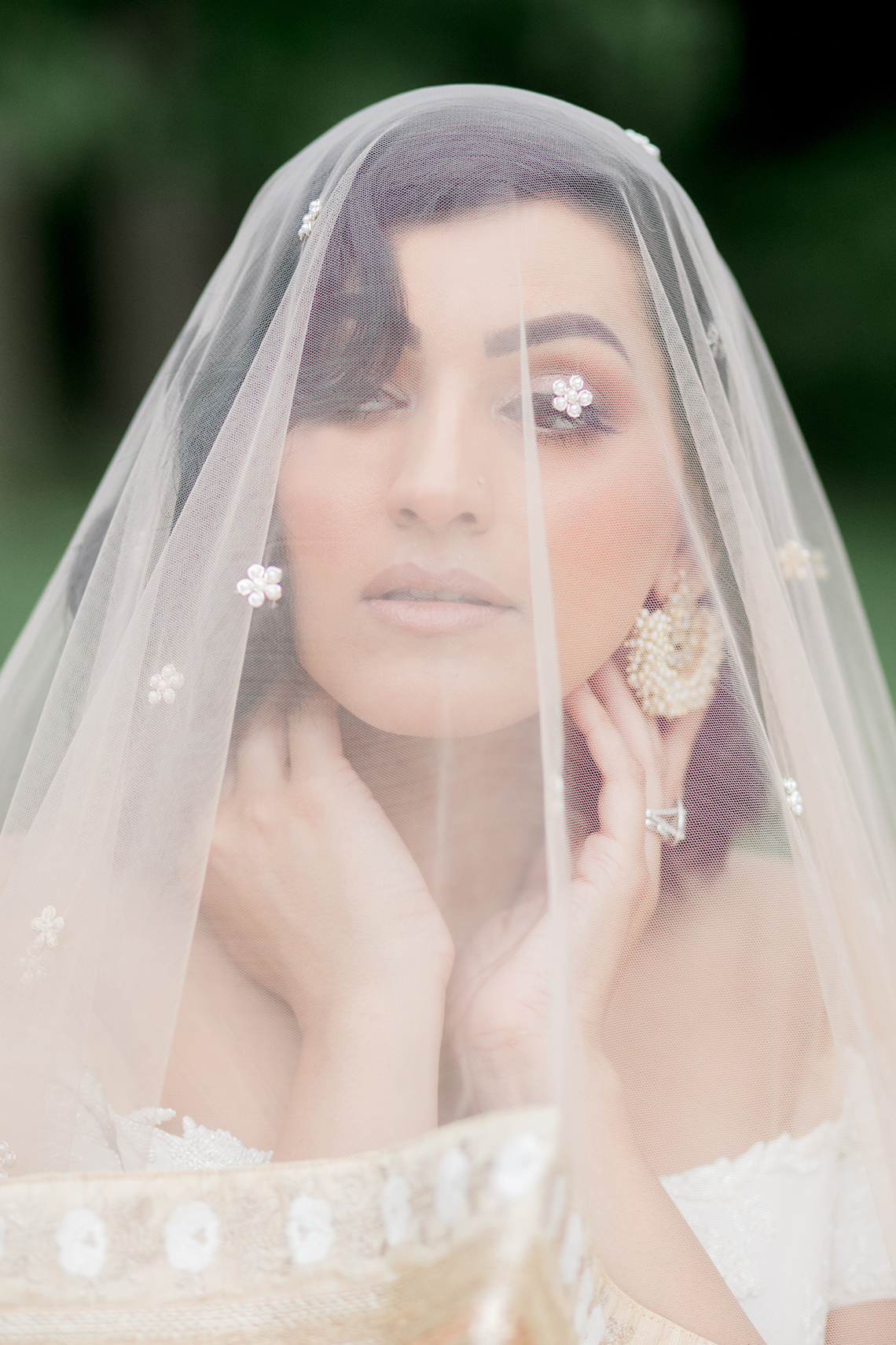 Gorgeous Gold South Asian Wedding Inspiration with a Crescent Moon Altar – Hope Helmuth Photography 35