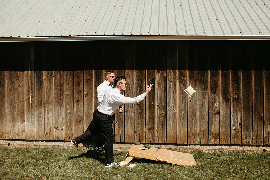 Joyous Oregon Berry Farm Wedding – Phil Chester – Peachy Keen Coordination – Hoffman Farm Store 42