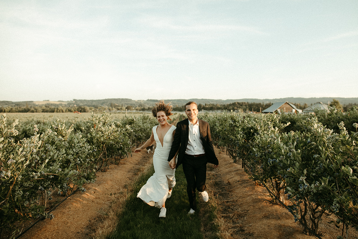Joyous Oregon Berry Farm Wedding – Phil Chester – Peachy Keen Coordination – Hoffman Farm Store 47