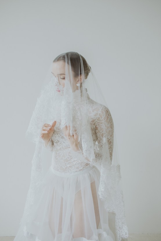 White and Taupe Minimalistic Wedding Inspiration – Vanessa Illi 38