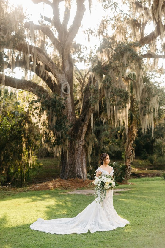 Southern Wedding Intimate Magic Under Oaks - Bride Pure Luxe - Fotografía de Lydia Ruth 23