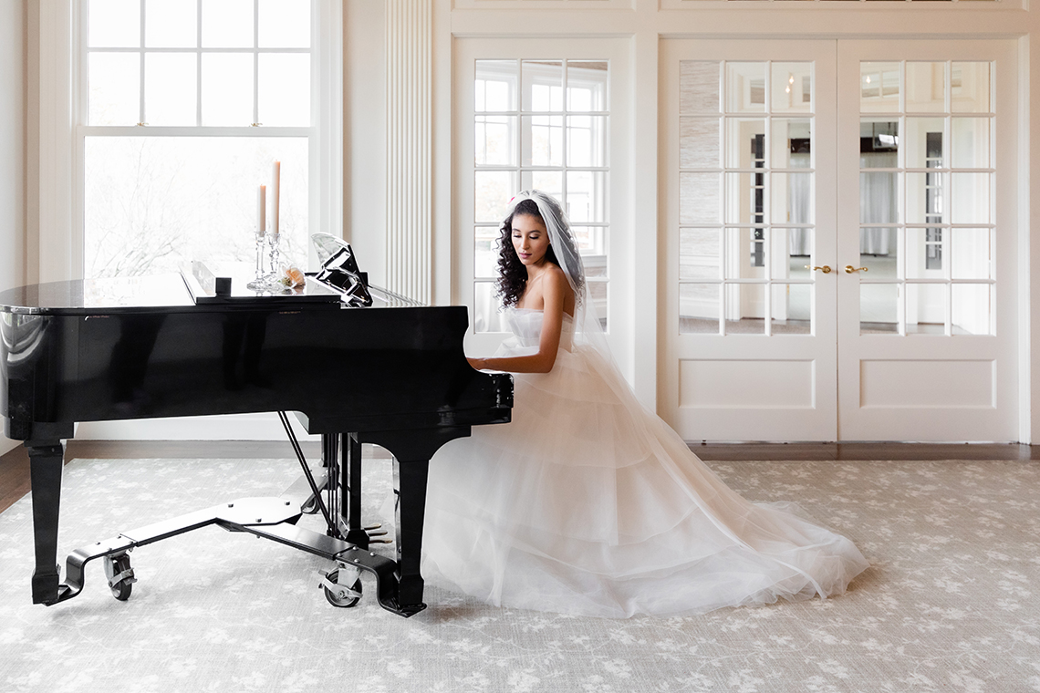 Inspiración de boda blanca moderna - Mandy Forlenza Sticos - Fotografía de Siobhan Stanton - Amsale 10
