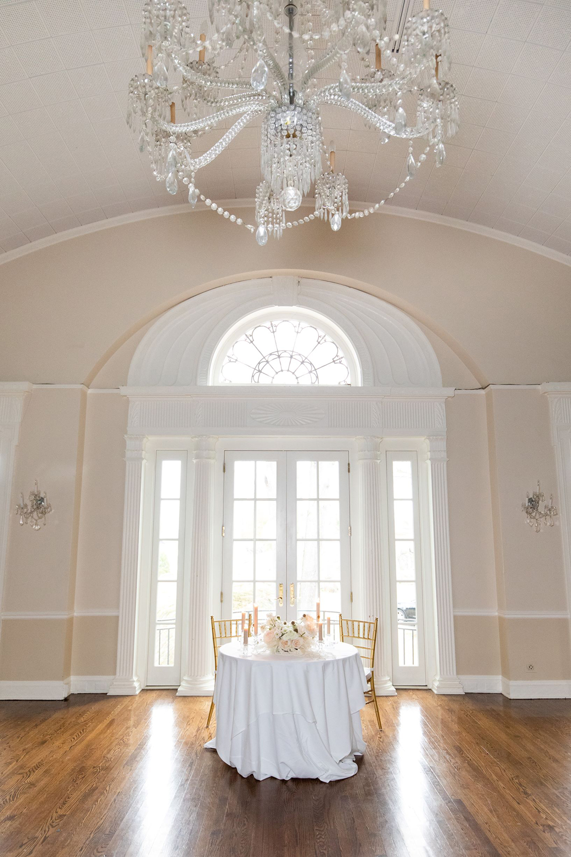 Inspiración para una boda blanca moderna - Mandy Forlenza Sticos - Fotografía de Siobhan Stanton - Amsale 29