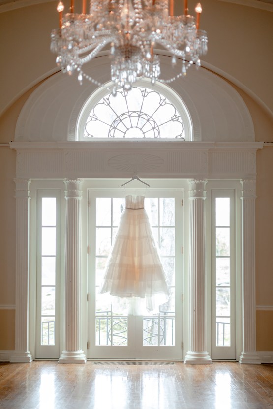 Inspiración de boda blanca moderna - Mandy Forlenza Sticos - Fotografía de Siobhan Stanton - Amsale 8