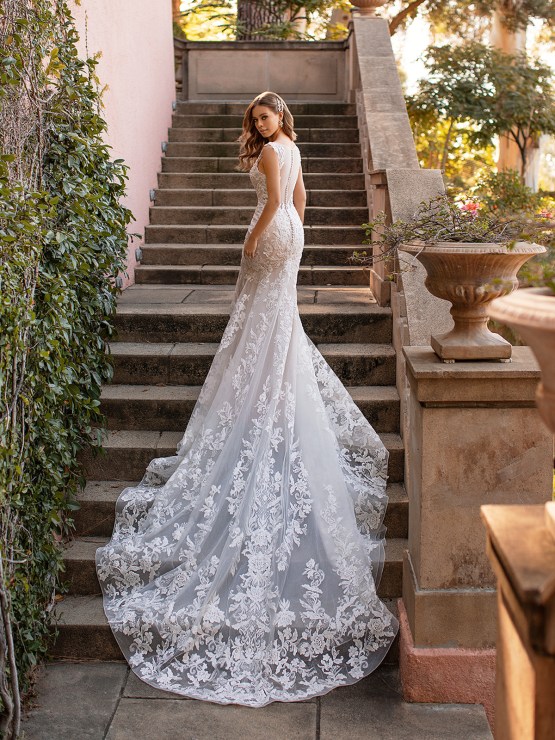 10 Gorgeous Wedding Dresses that Flatter Your Curves – Moonlight Bridal – Val Stefani – Bridal Musings – D8243_B