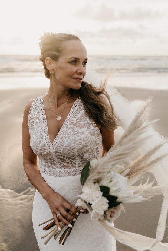 https://149451308.v2.pressablecdn.com/wp-content/uploads/2020/04/Organic-Beach-Wedding-in-The-Netherlands-Kathrin-Krok-39-555x832.jpg