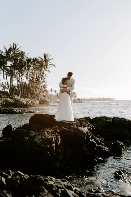 Elopement al atardecer hawaiano completamente blanco - Foto de Aloha Zoe 19