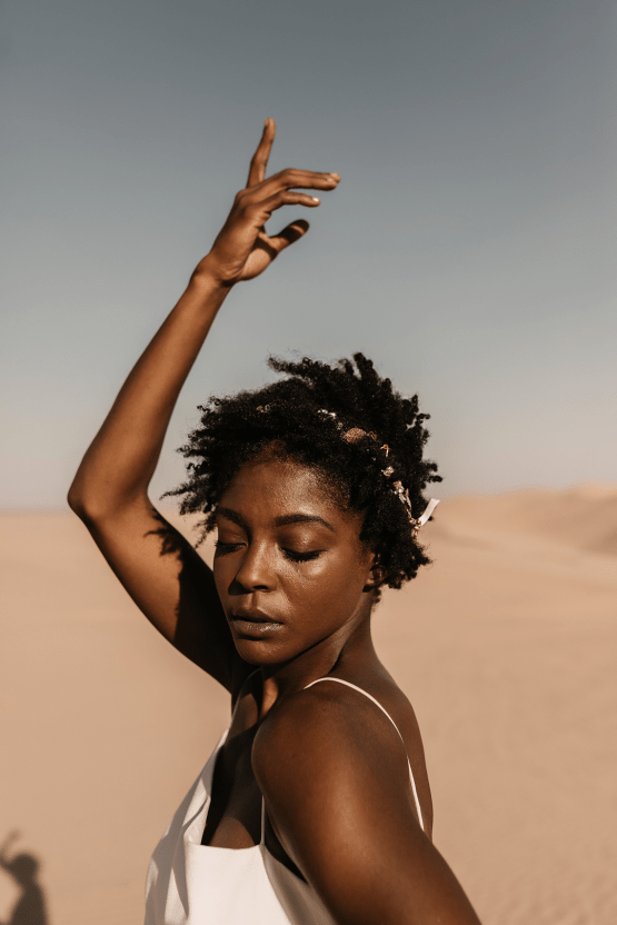 Desert Sand Dune Wedding Inspiration with Natural Hair Ideas for Black Brides – Tor Hawley – The LAW Bridal 17