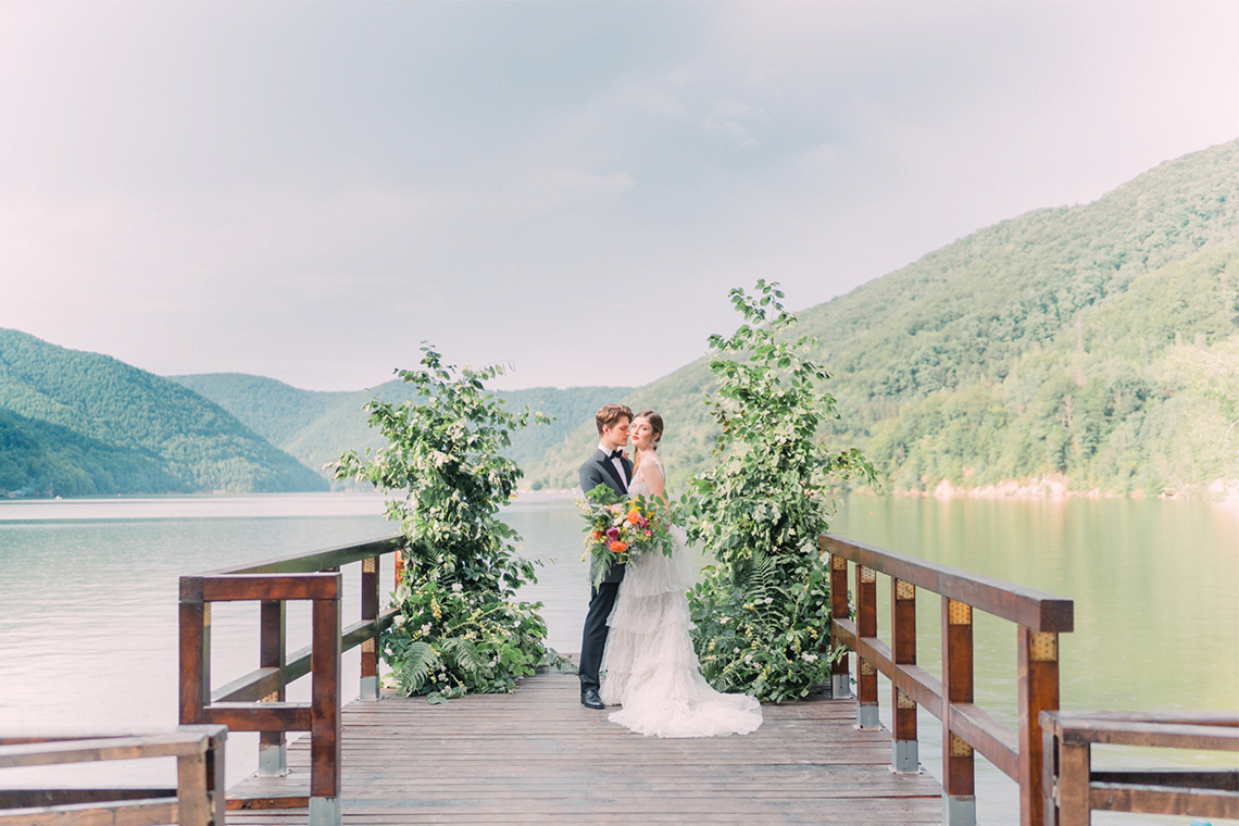 Beautiful and Ethereal Romanian Wedding Inspiration at Tarnita Lake – Ioana Porav Photography 1