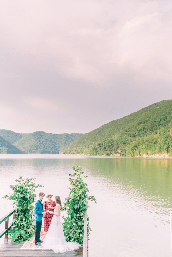 Beautiful and Ethereal Romanian Wedding Inspiration at Tarnita Lake – Ioana Porav Photography 34