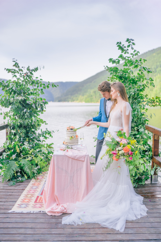 Beautiful and Ethereal Romanian Wedding Inspiration at Tarnita Lake – Ioana Porav Photography 55
