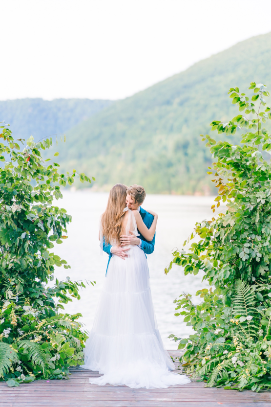 Beautiful and Ethereal Romanian Wedding Inspiration at Tarnita Lake – Ioana Porav Photography 57