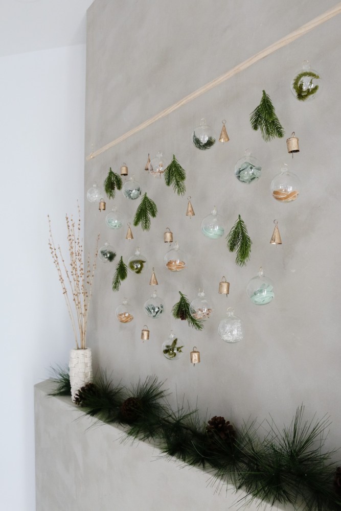 Having a holiday wedding? You'll love this simple wall hanging DIY...