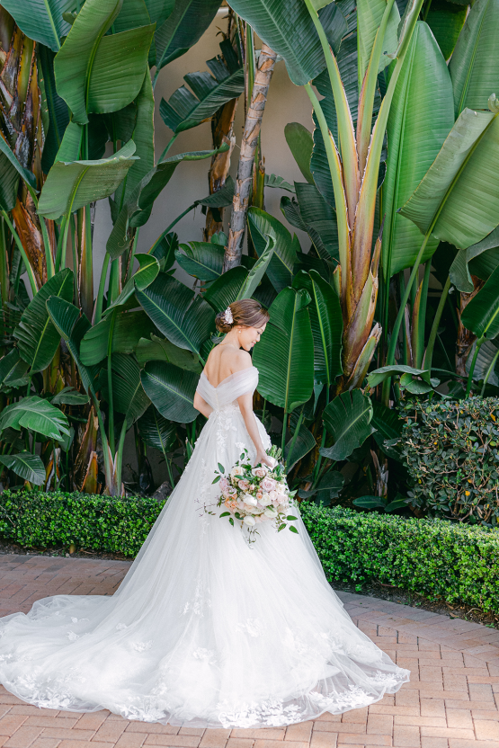 Increíble boda floral rica Pelican Hill - Fotografía de Brett Hickman - Galia Lahav Real Bride 11