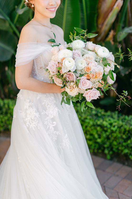 Increíble boda floral rica Pelican Hill - Fotografía de Brett Hickman - Galia Lahav Noiva Real 13