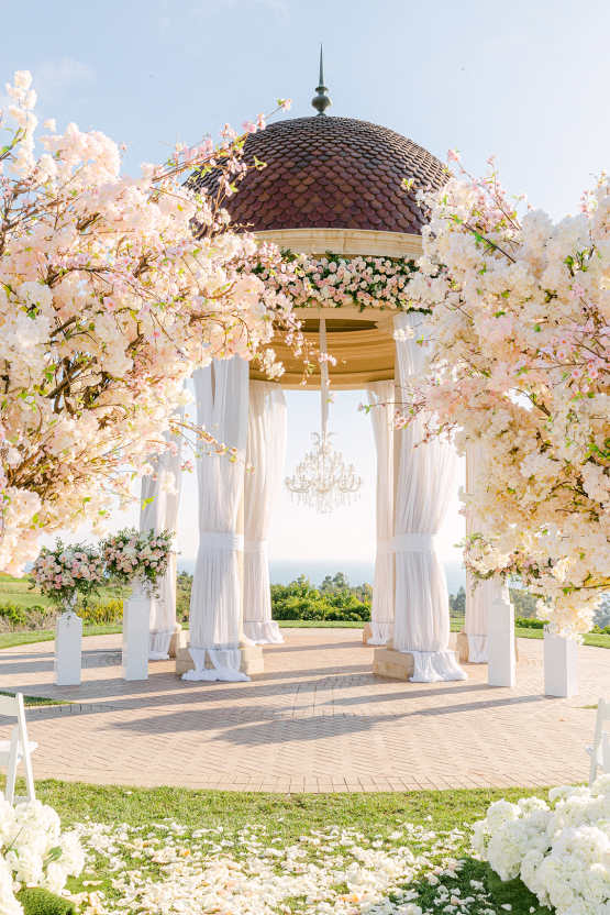Increíble boda floral rica Pelican Hill - Fotografía de Brett Hickman - Galia Lahav Real Bride 22