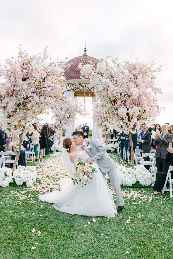Increíble boda floral rica Pelican Hill - Fotografía de Brett Hickman - Galia Lahav Real Bride 29