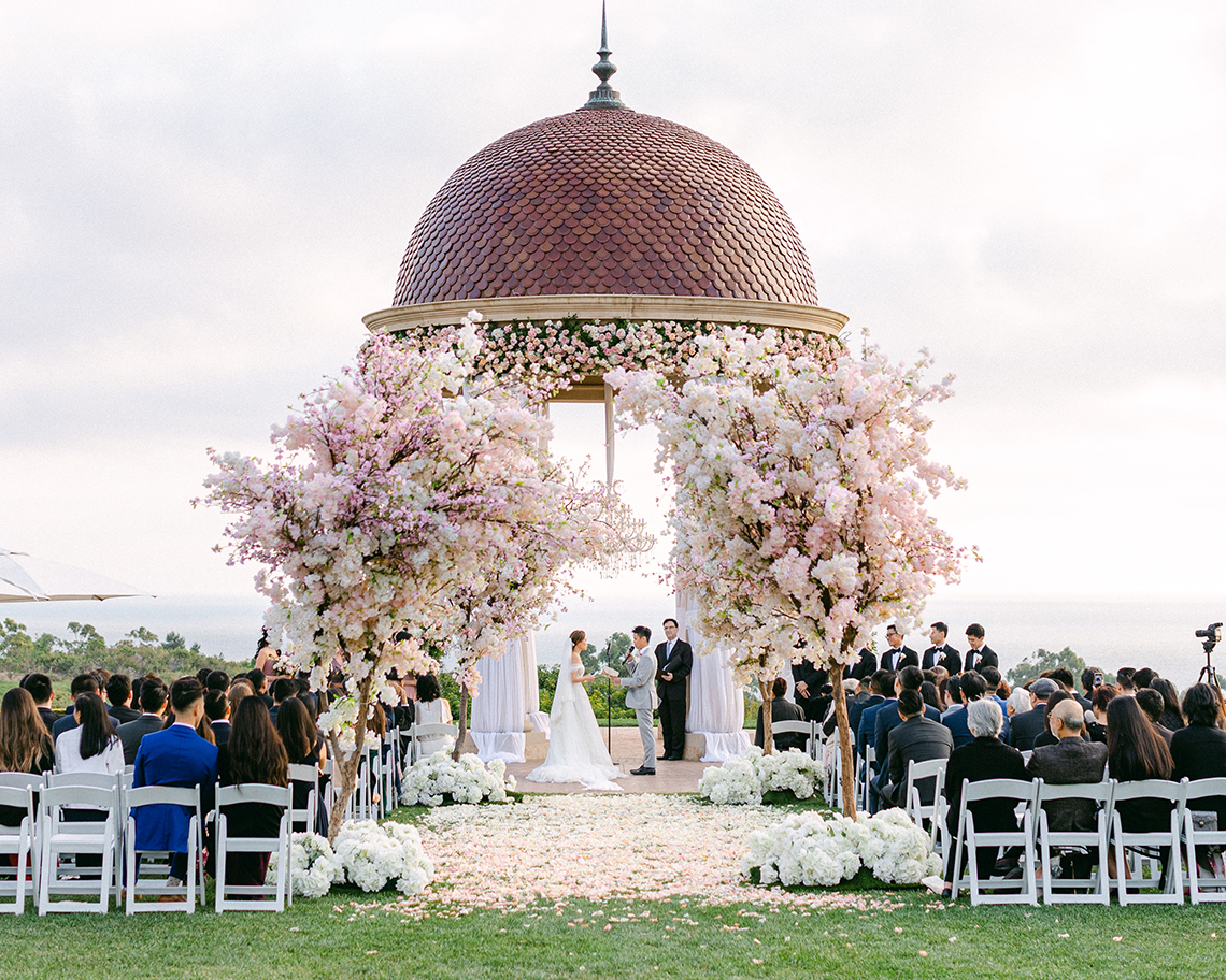 Increíble boda floral rica Pelican Hill - Fotografía de Brett Hickman - Galia Lahav Real Bride 3