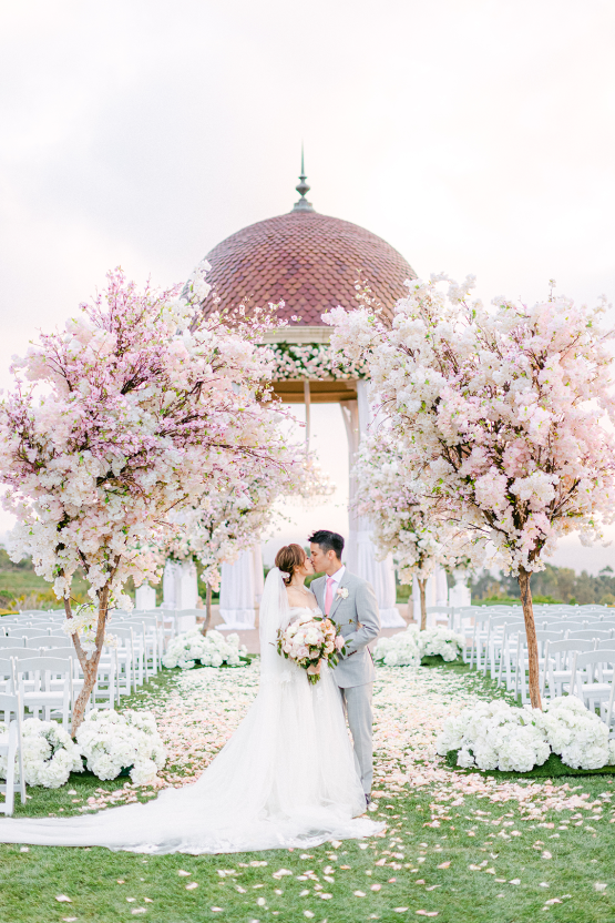 Increíble boda floral rica Pelican Hill - Fotografía de Brett Hickman - Galia Lahav Real Bride 31