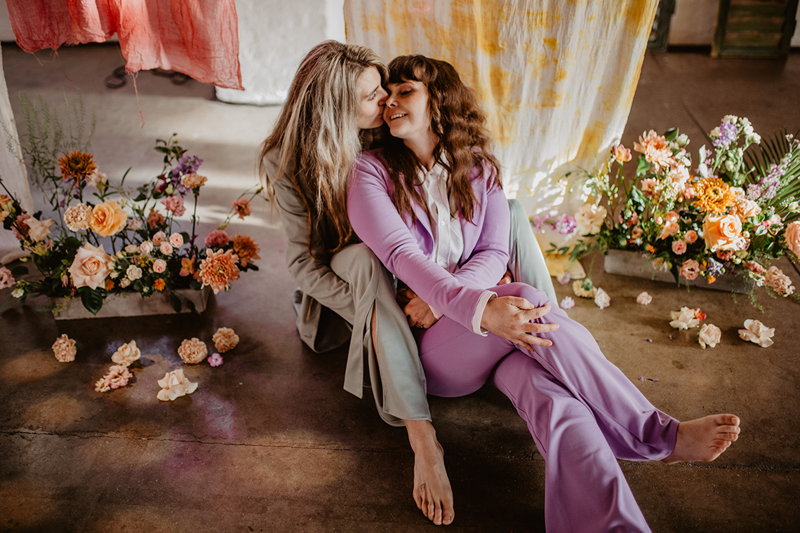 Inspiración picante y colorida para el matrimonio entre personas del mismo sexo - Miz Sylvia - Camilla Andrea Photography 7
