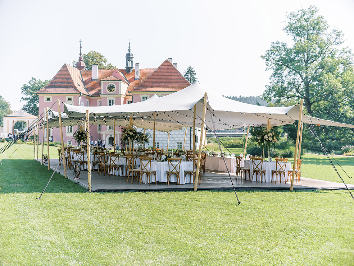 Suntuosa boda tradicional checa en un castillo rosa - Tomas Dolejsi - Chateau Mitrowicz 4