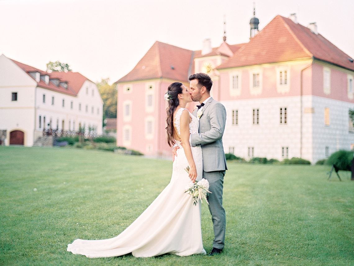 Suntuosa boda tradicional checa en un castillo rosa - Tomas Dolejsi - Chateau Mitrowicz 9
