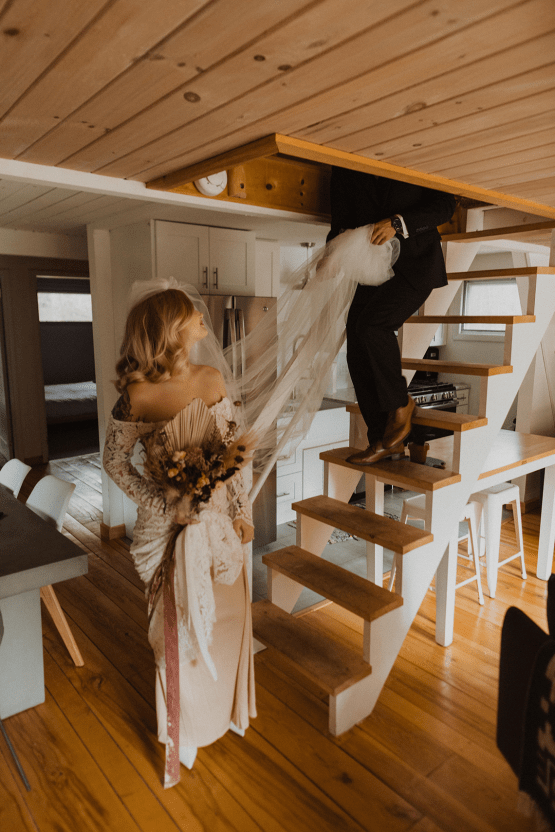 Inspiración para bodas en una cabaña de Woodsy Boho en New Hampshire - Haus of Gravity - Compass Collective 19