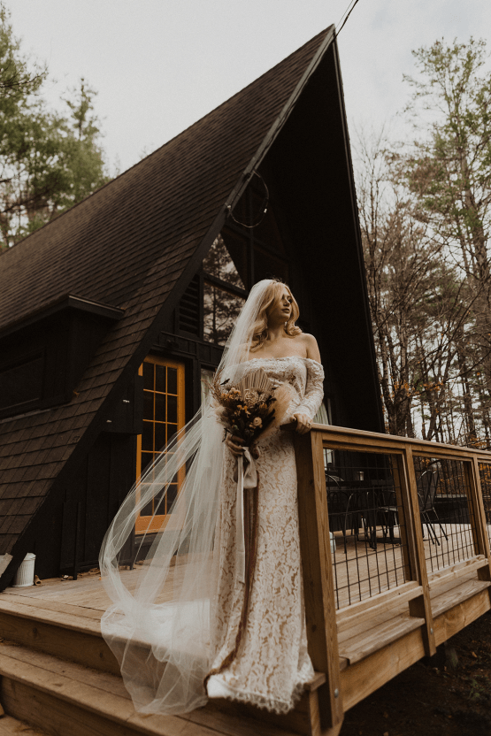 Woodsy Boho Cabin Wedding Inspiration en New Hampshire - Haus of Gravity - Compass Collective 22