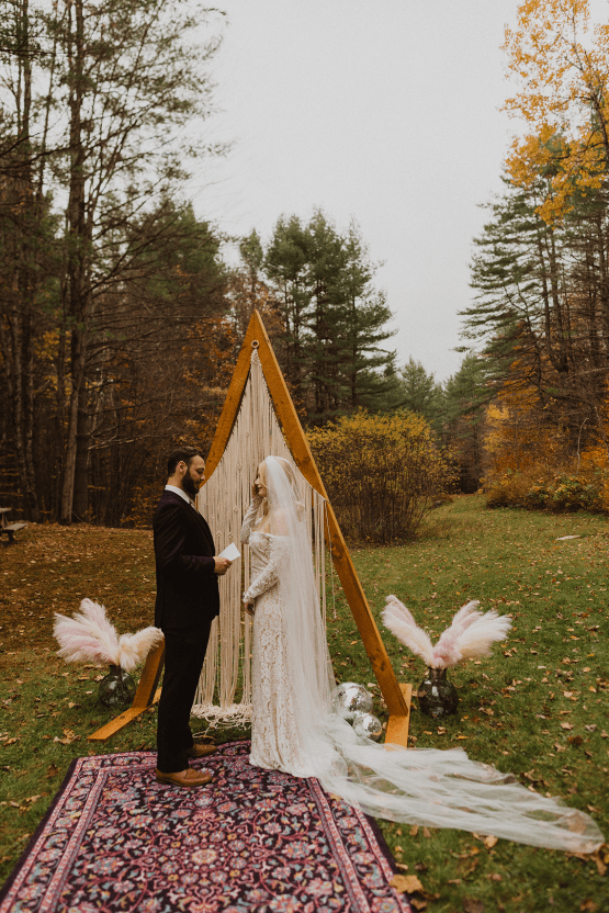 Inspiración para bodas en una cabaña de Woodsy Boho en New Hampshire - Haus of Gravity - Compass Collective 25