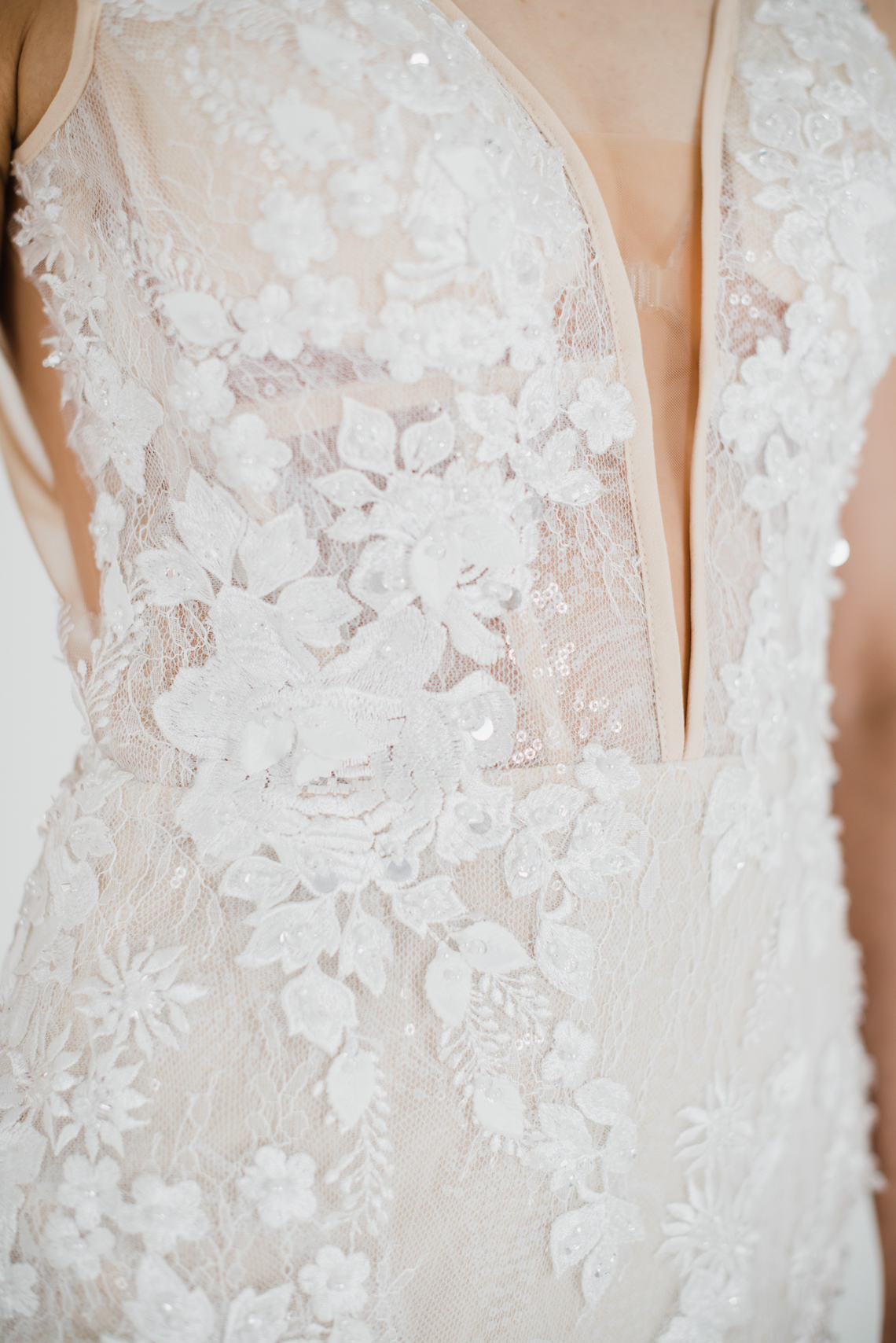 Lyra Vega vestidos de novia a medida en línea hasta 1200 - Reflexiones nupciales 22