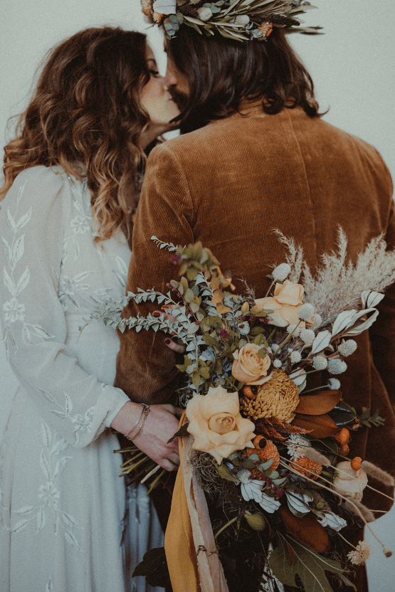 Vintage inspirado en la década de 1970 para Elopement of Portland - Fotografía de Anna Caitlin - The Indigo Bride - Bridal Reflections 46