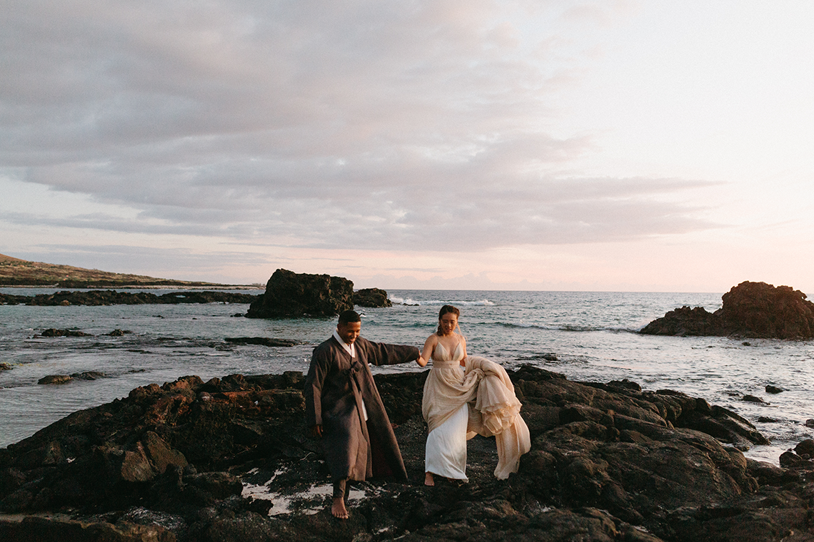 Escape del amor coreano hawaiano con ceremonia tradicional - Foto de Alyssa Luzaich - Kukio Beach - Wedding Reflections 12