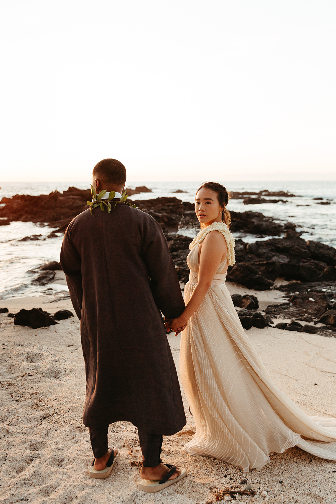 Escape del amor coreano hawaiano con una ceremonia tradicional - Foto de Alyssa Luzaich - Kukio Beach - Wedding Reflections 52