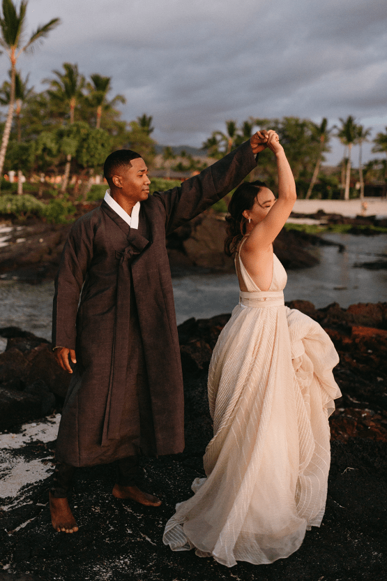 Escape del amor coreano hawaiano con una ceremonia tradicional - Foto de Alyssa Luzaich - Kukio Beach - Wedding Reflections 59